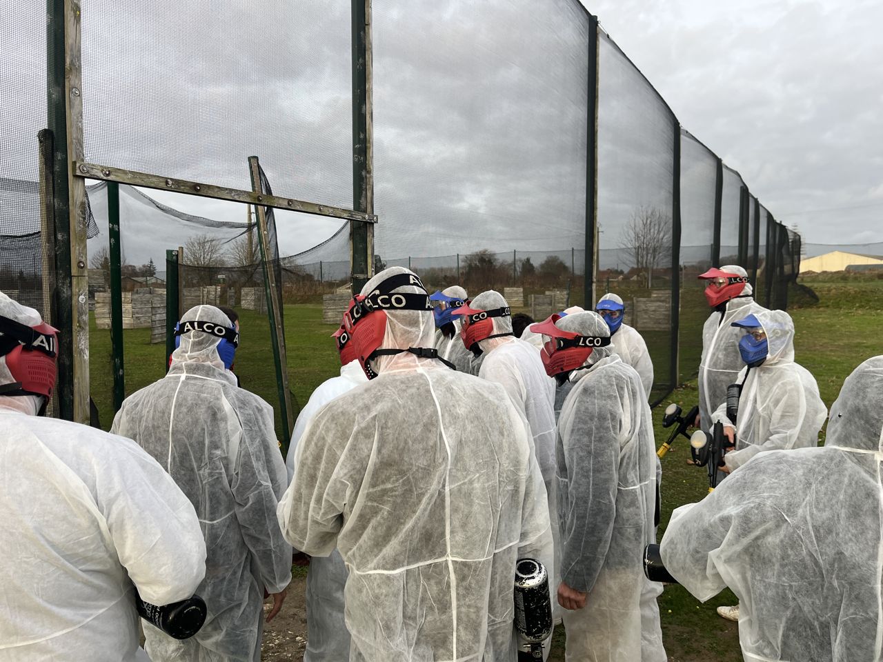 Un groupe en tenue de paintball chez Team Square