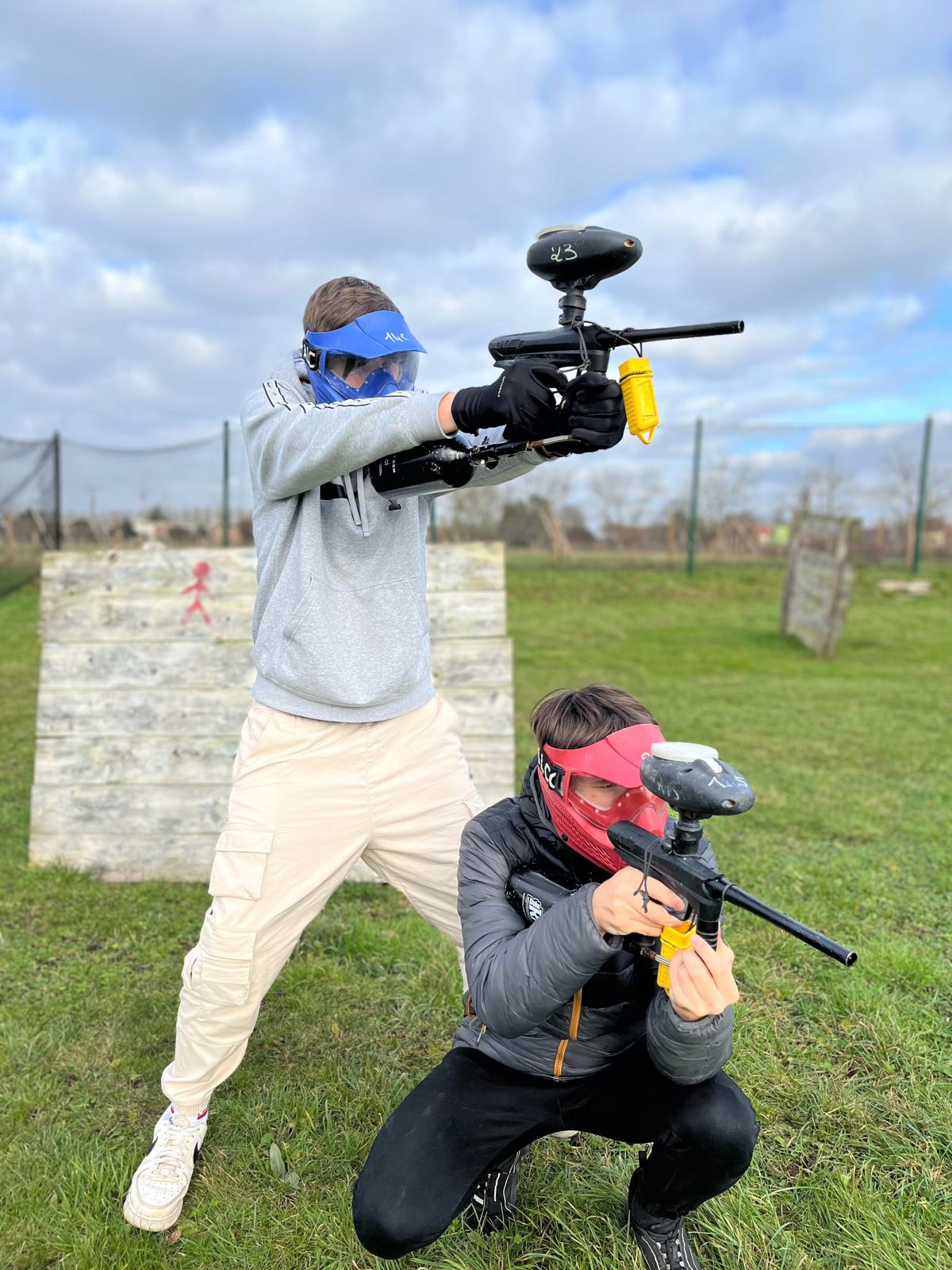 Session de paintball en pleine action sur un terrain thématisé chez Team Square