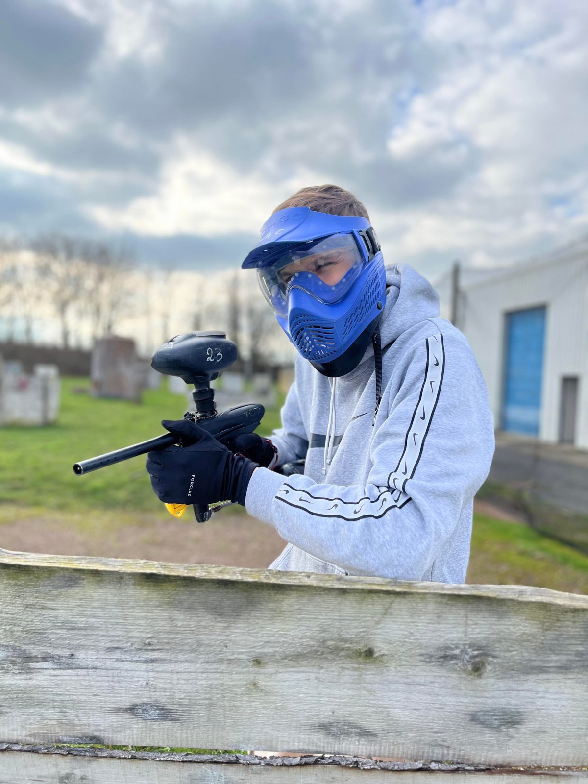 Joueurs équipés sur un terrain de paintball chez Team Square