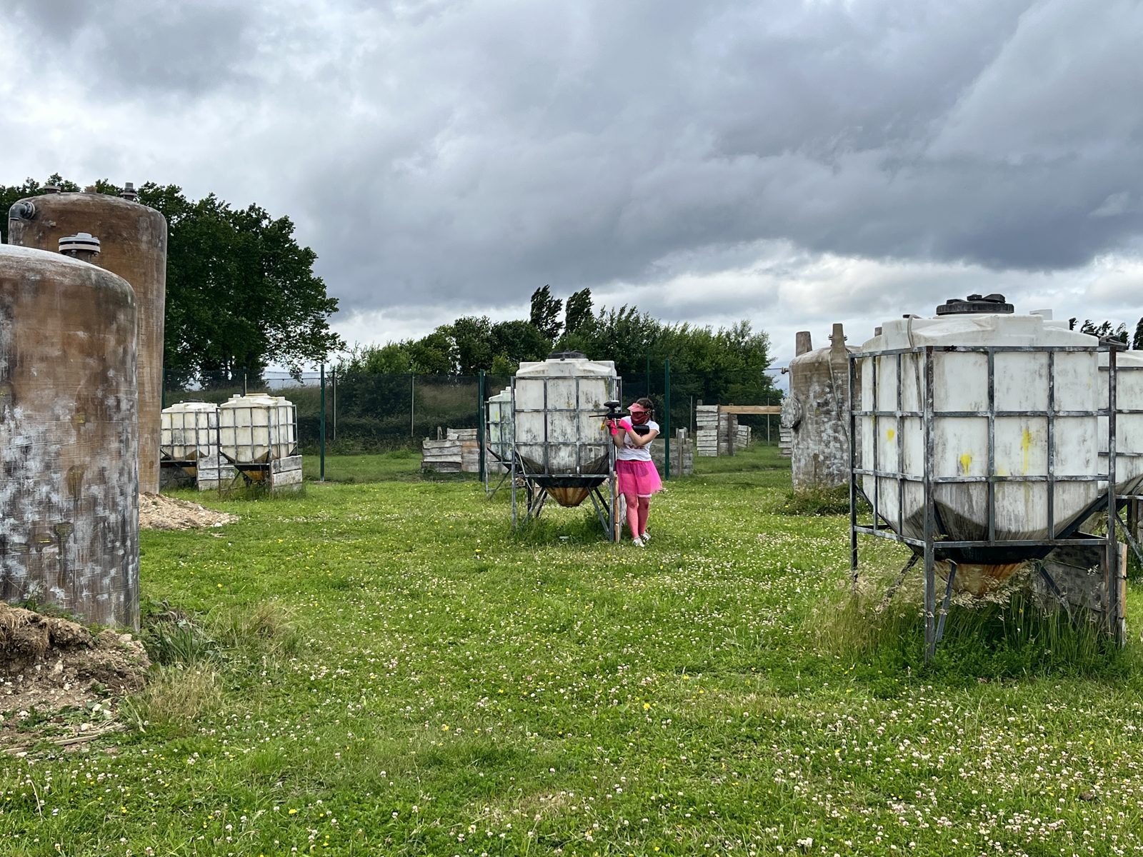 Un joueur à couvert sur le terrain des silos